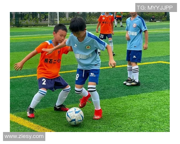 足球巨星与儿子温馨合影展现父子情深瞬间引发网友热议